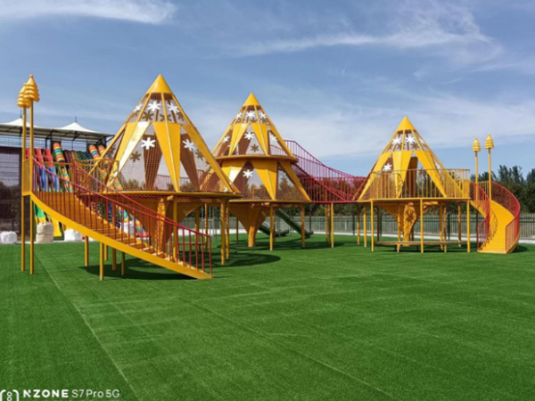 2022年8月，江蘇徐州紅楓森林公園，無(wú)動(dòng)力游樂(lè)項(xiàng)目落地完成，占地15000平，總投資300萬(wàn)。