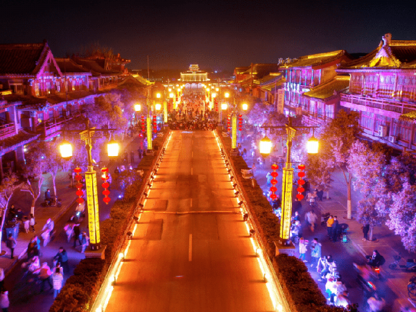 2022年12月，山東省泰安市大宋不 夜城項(xiàng)目全面啟動(dòng)，日接待客流量15萬(wàn)人次，火爆全國(guó)。